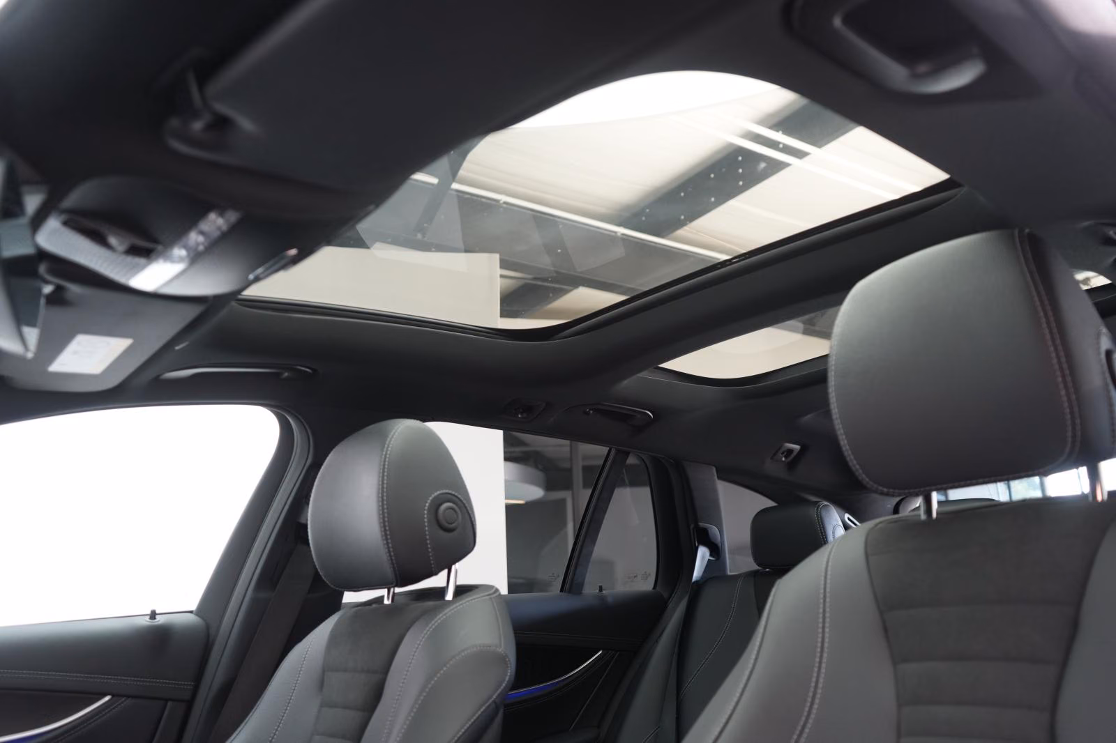 (B-150) Mercedes-Benz(Hybrid) E 300 e T AMG Distronic/Kamera/Pano/Carplay/Lane - Image 23