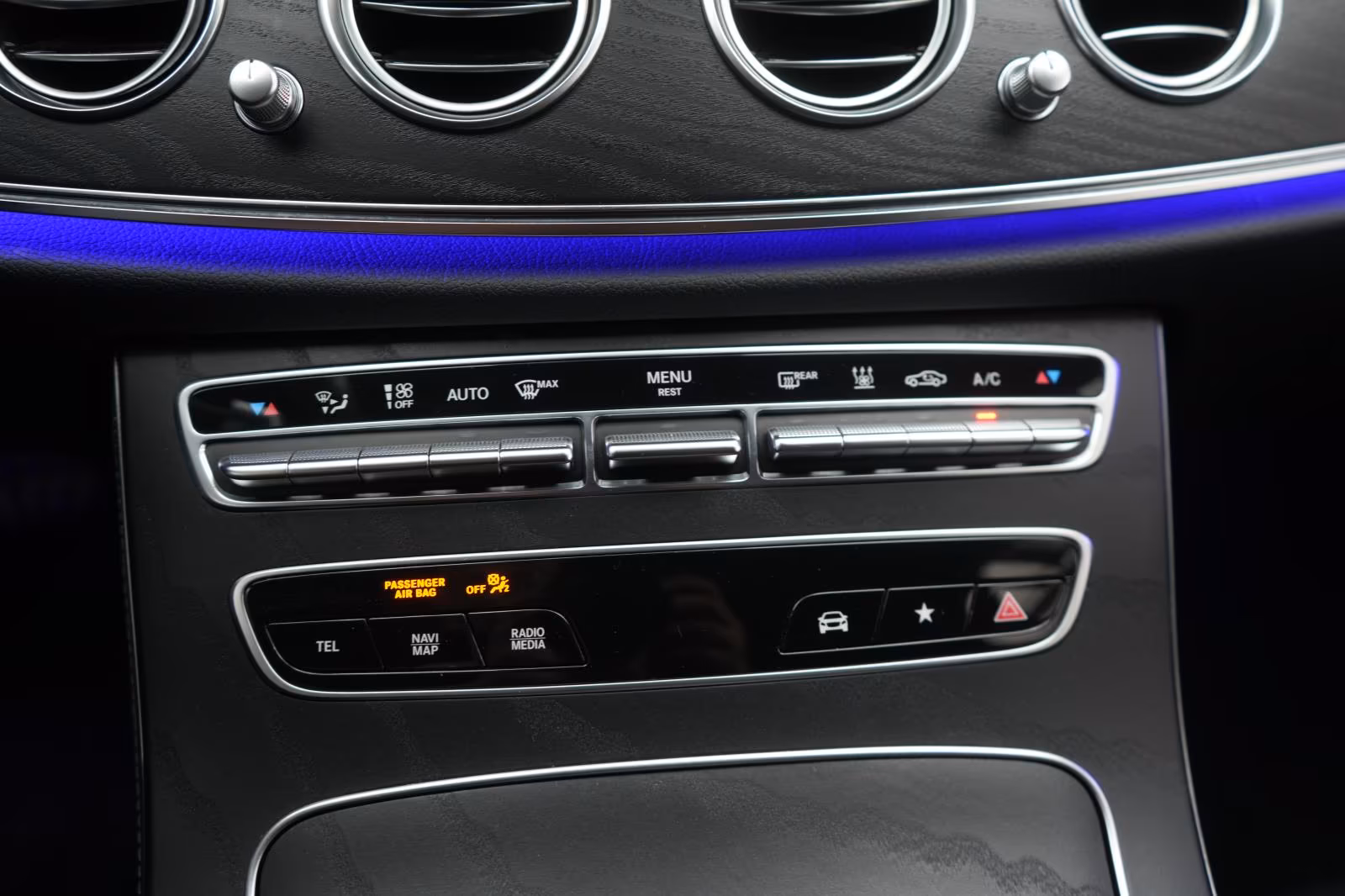 (B-115) Mercedes-Benz(Hybrid) E 300 e T 9G-Tronic AMG Softclose/Leder/HUD/Bu - Image 24