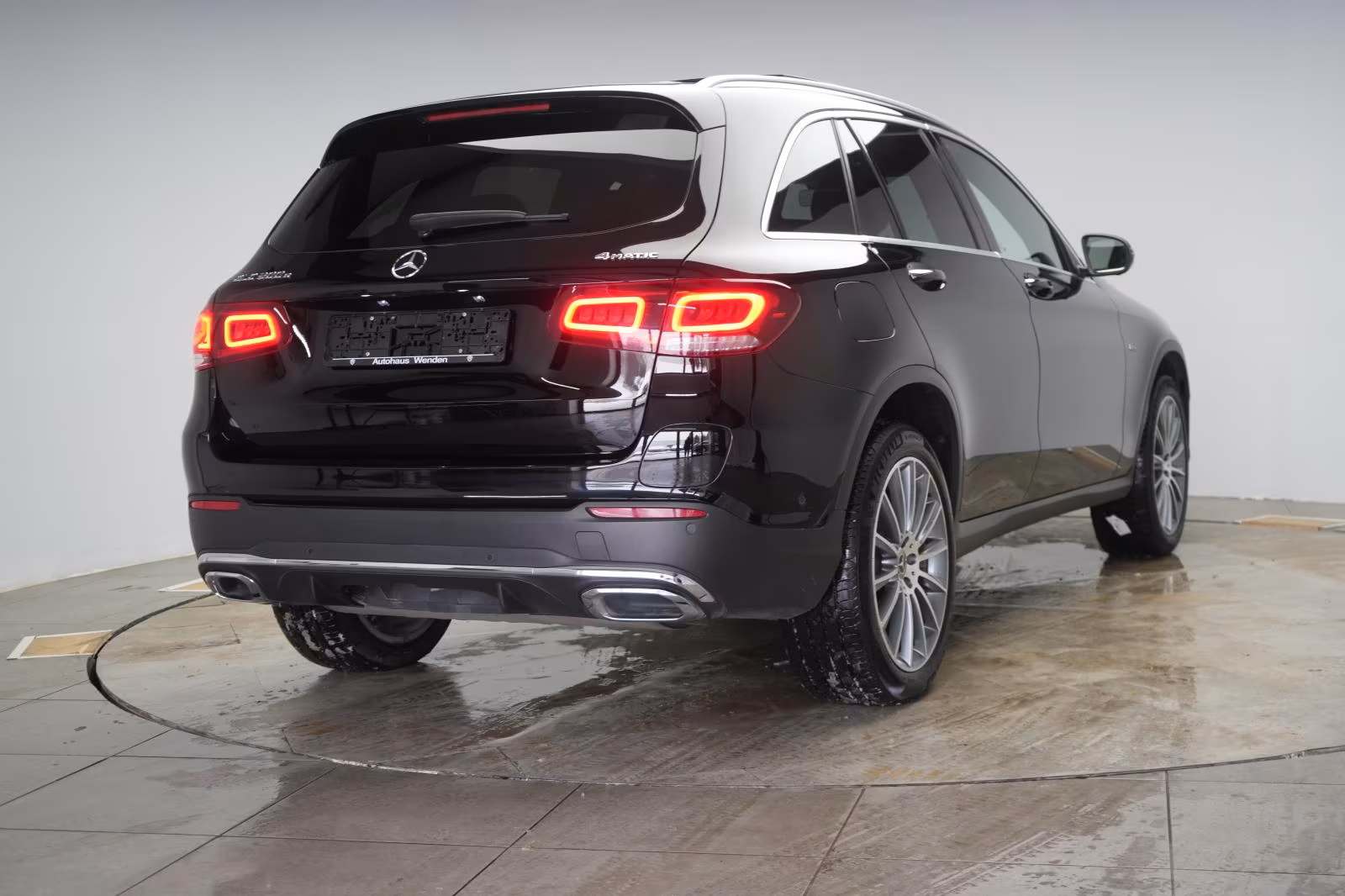 (B-703) Mercedes-Benz(Hybrid) GLC 300 e 4Matic 9G-Tronic AMG Leder/Distroni - Image 5