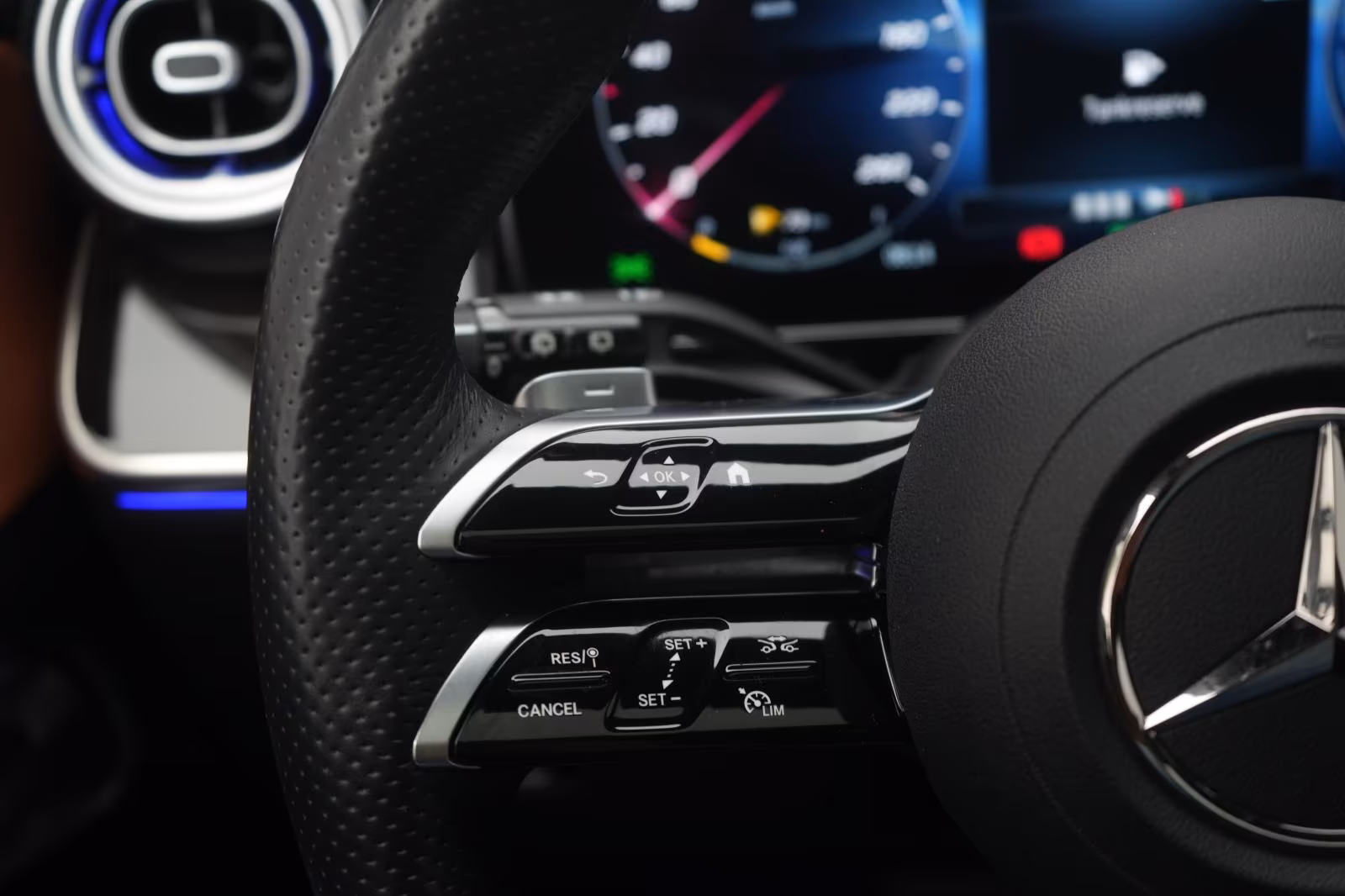 (B-232) Mercedes-Benz(Hybrid) GLC 300 e 4Matic 9G-Tronic AMG Leder/Distronic/ - Image 22