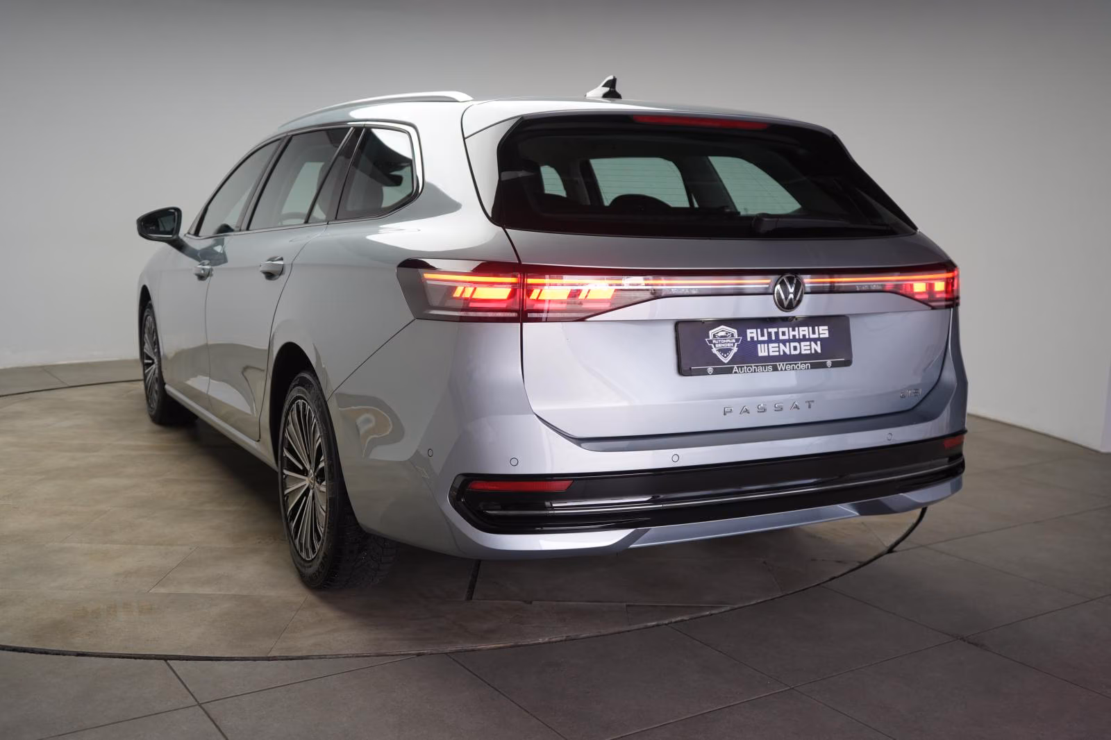 (B-270) Volkswagen Passat Variant 1.5 ETSI Elegance DSG - Image 4