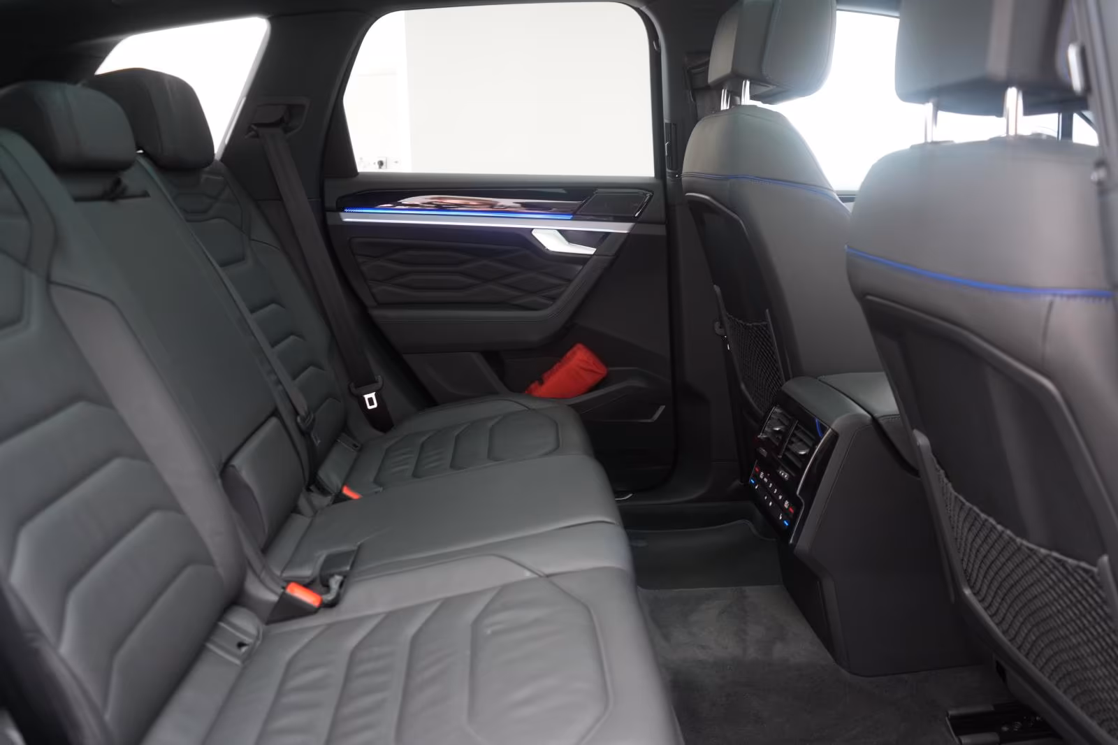 (B-401) Volkswagen Touareg R 4 Motion 3.0 eHybrid Leder/ACC/Night/H - Image 11