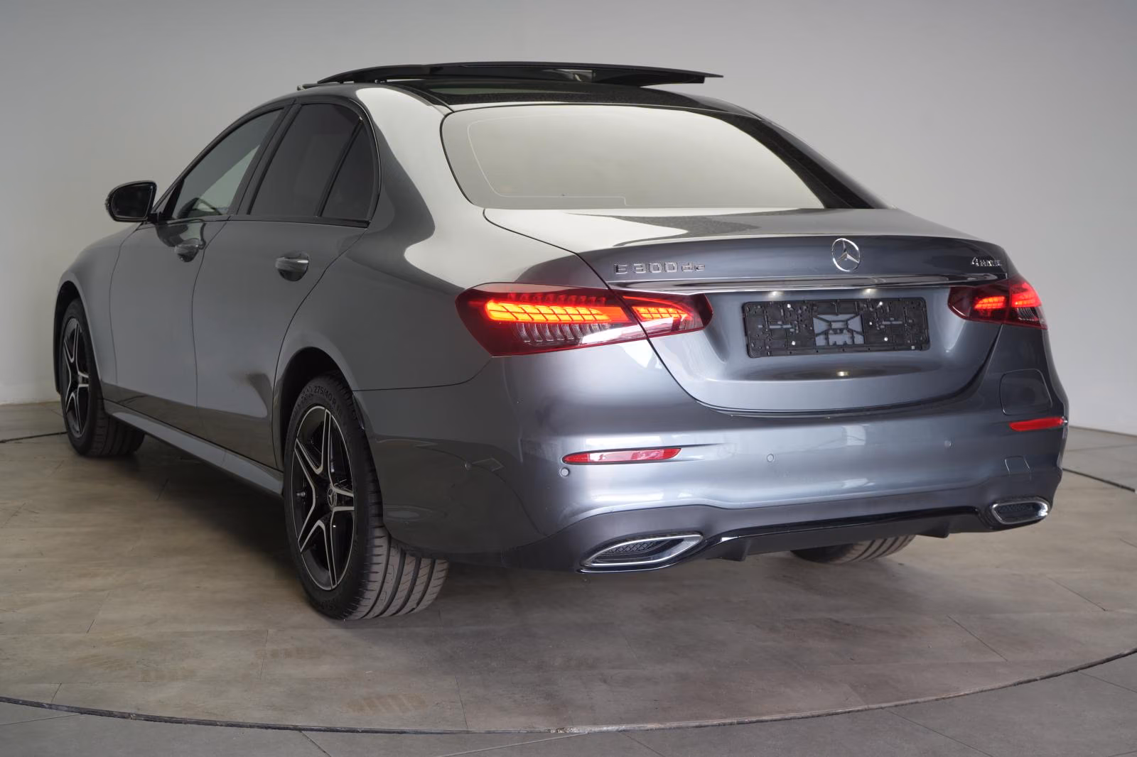 (B-575) Mercedes-Benz(Hybrid) E 300 de 4Matic 9G-Tronic AMG Distronic/Kamera/P - Image 4