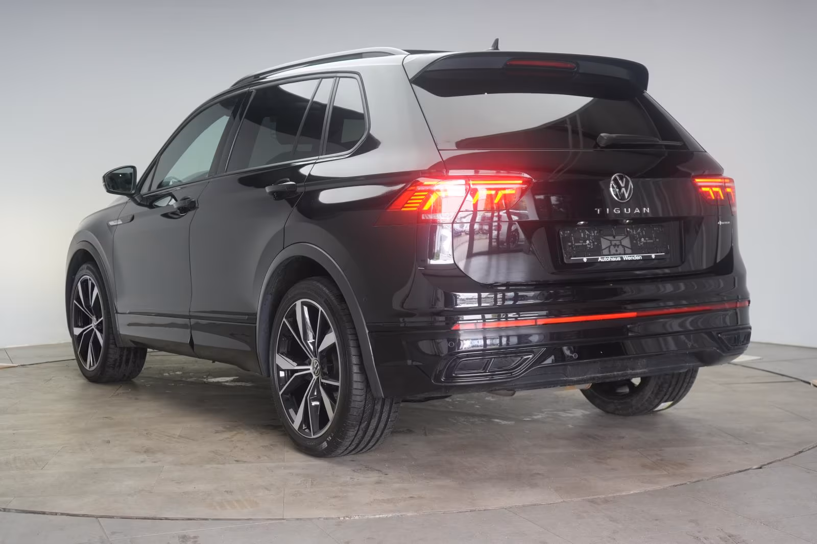 (B-722) Volkswagen Tiguan 2.0 TDI 4Motion R line ACC/Kamera/H&K/Pan - Image 4