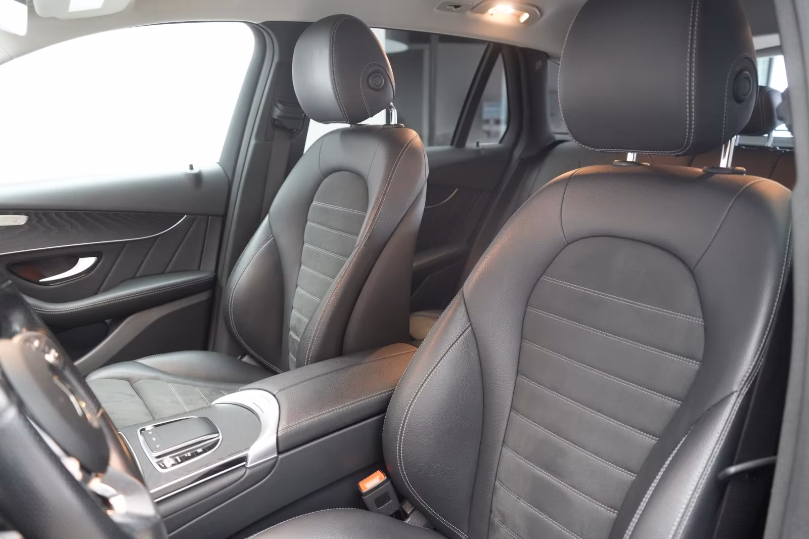 (B-084) Mercedes-Benz(Hybrid) GLC 300 de 4Matic 9G-Tronic AMG Line CarPlay/ - Image 7