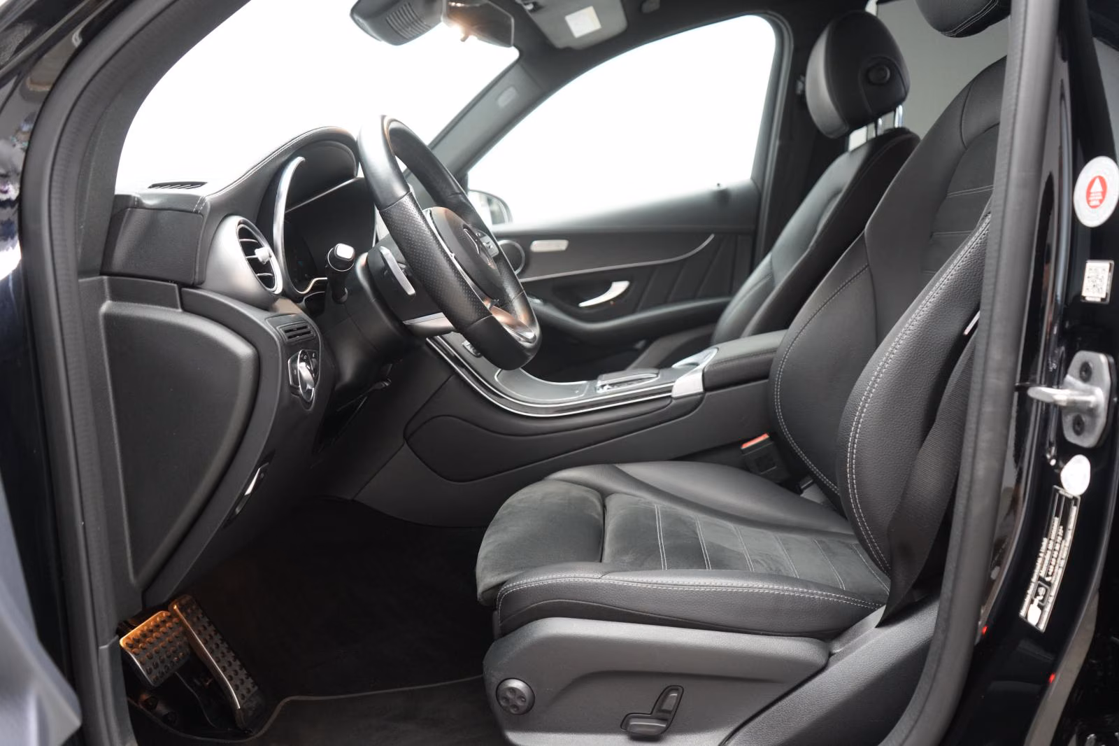 (B-515) Mercedes-Benz(Hybrid) GLC 300 de 4Matic 9G-Tronic AMG CarPlay/Tem - Image 6