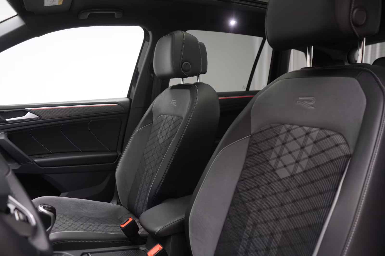 (B-164) Volkswagen Tiguan 2.0 TDI R-Line CarPlay/ACC/Virtual/Pano/A - Image 7