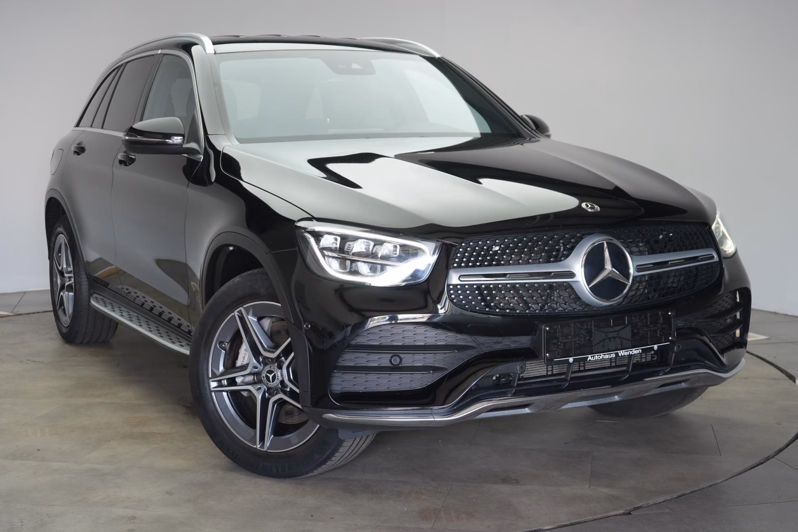 (B-515) Mercedes-Benz(Hybrid) GLC 300 de 4Matic 9G-Tronic AMG CarPlay/Tem - Image 1