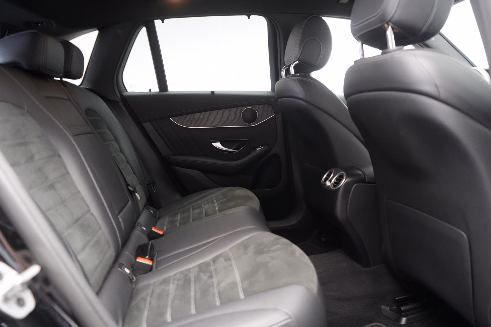 (B-515) Mercedes-Benz(Hybrid) GLC 300 de 4Matic 9G-Tronic AMG CarPlay/Tem - Image 11