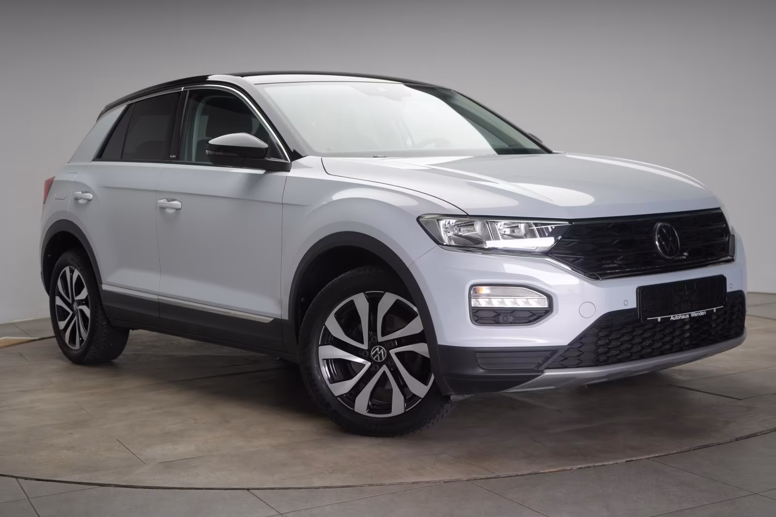 (B-264) Volkswagen T-Roc 1.5 TSI DSG Active CarPlay/ACC/Lane/AHK - Image 1