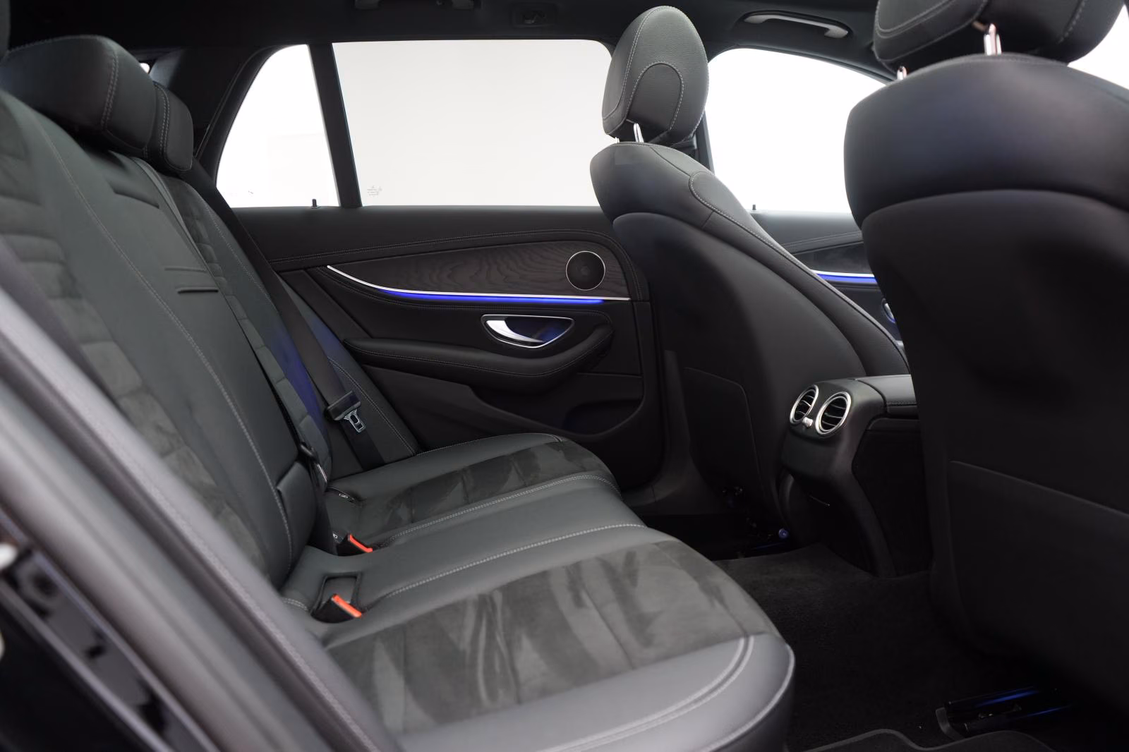 (B-150) Mercedes-Benz(Hybrid) E 300 e T AMG Distronic/Kamera/Pano/Carplay/Lane - Image 11