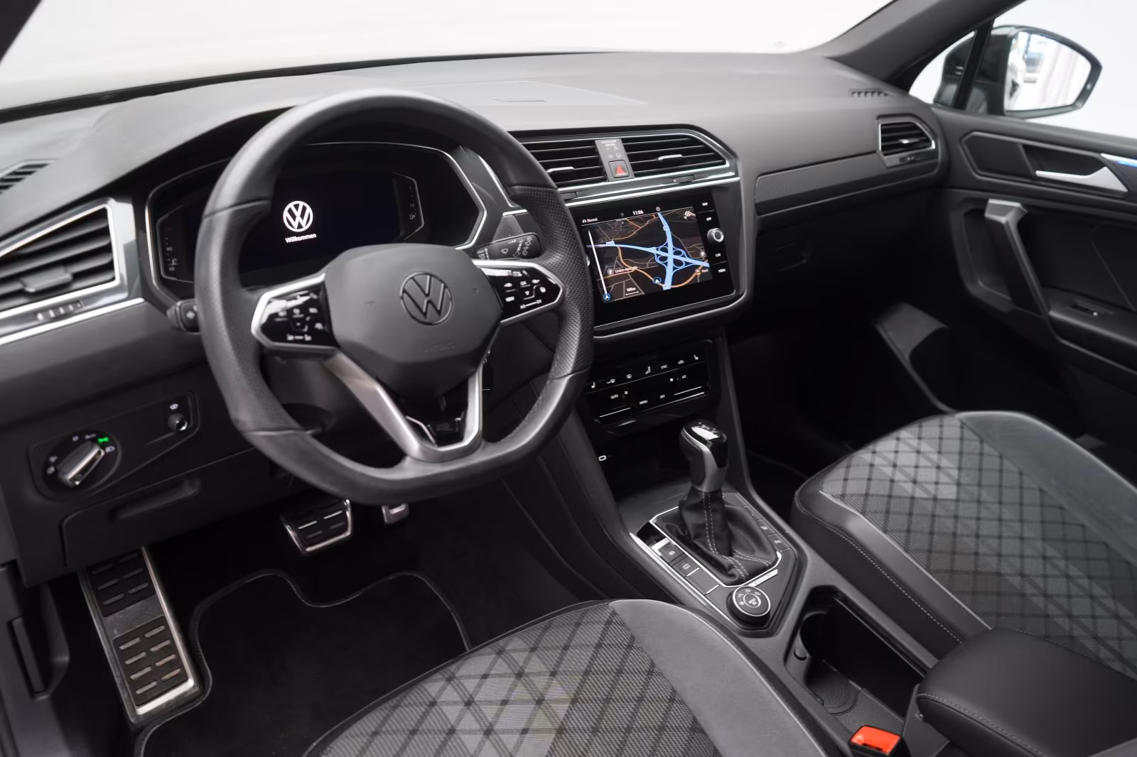 (B-374) Volkswagen Tiguan Allspace 2.0 TDI 4Motion DSG R line Navi/ - Image 7