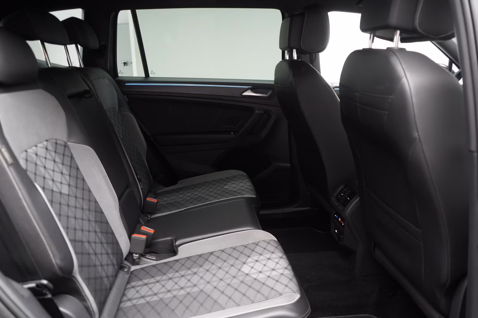 (B-764) Volkswagen Tiguan Allspace 2.0 TDI 4Motion DSG R-Line ACC/K - Image 11