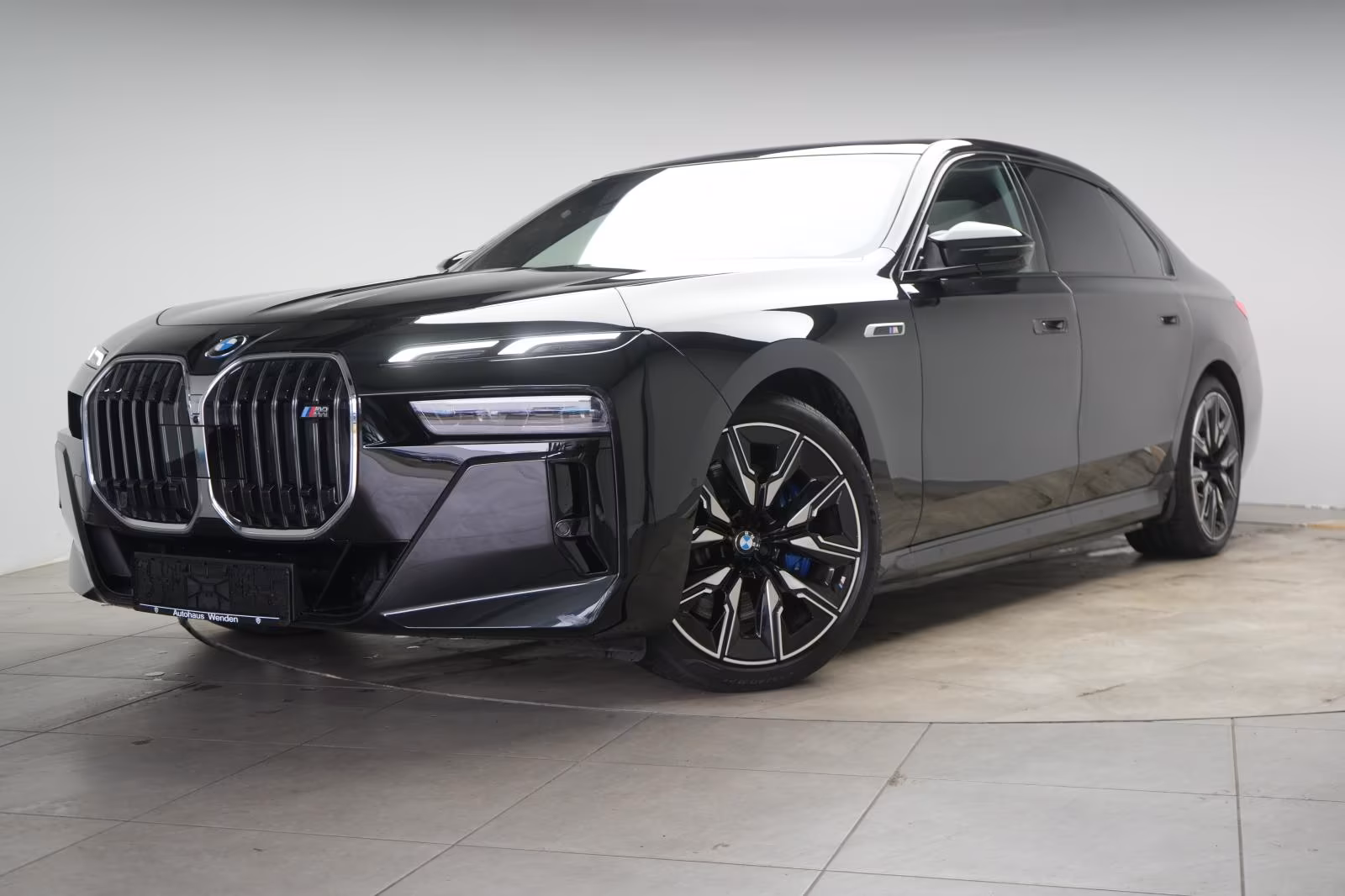 (B-261) BMW i7 M70 xDrive TheatreScreen/Sky Lounge/HUD/B&W/L - Image 3