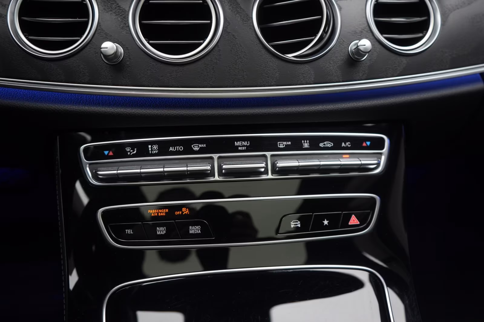 (B-647) Mercedes-Benz(Hybrid) E 300 de 9G-Tronic Avantgarde Distronic/Kamera/ - Image 25