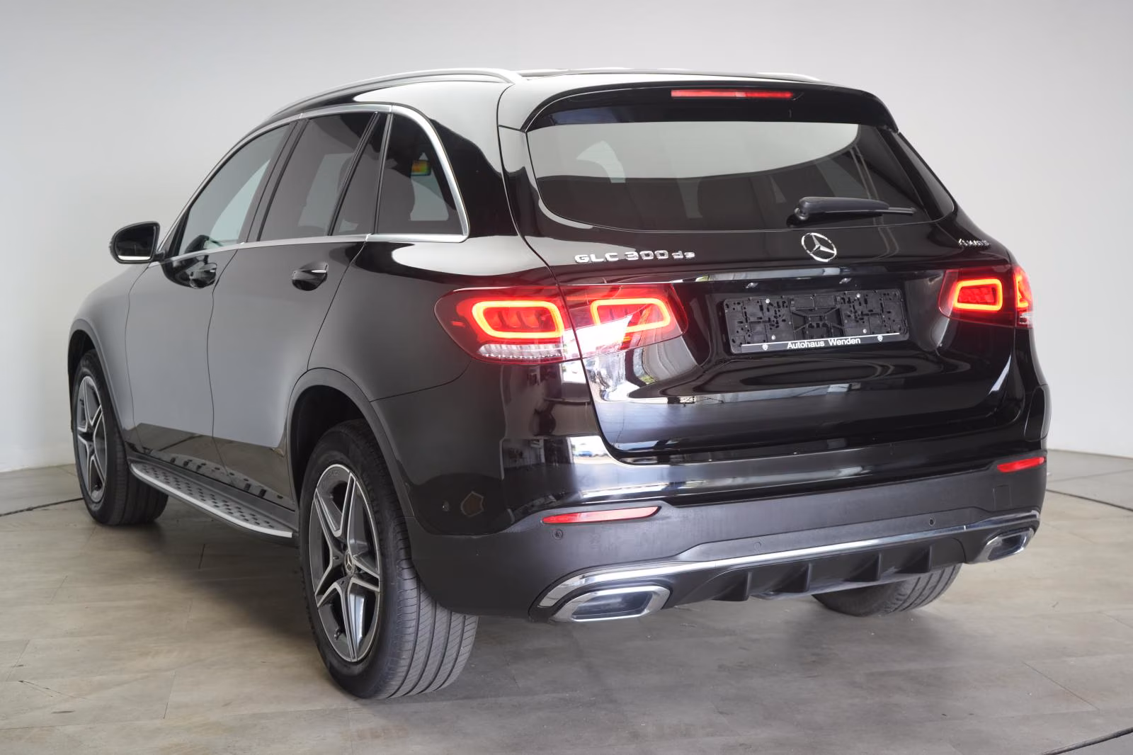 (B-515) Mercedes-Benz(Hybrid) GLC 300 de 4Matic 9G-Tronic AMG CarPlay/Tem - Image 4