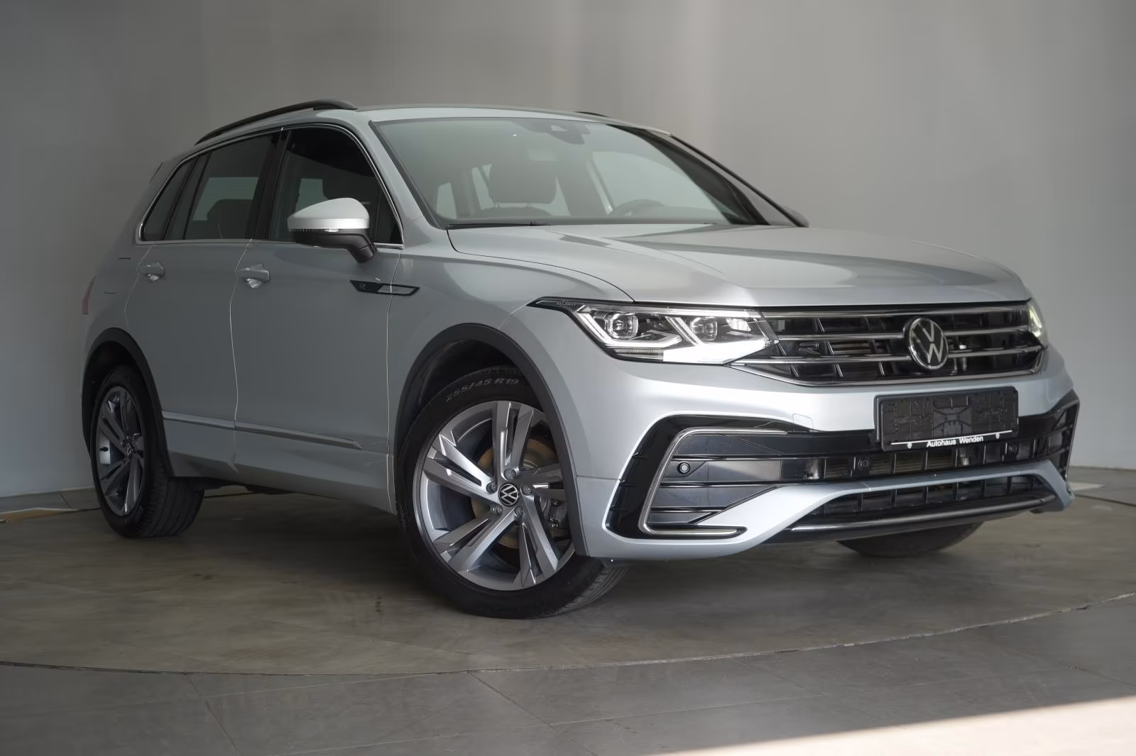 (B-648) Volkswagen Tiguan 2.0 TDI DSG R line ACC/Lane/Appconnect/AH - Image 1