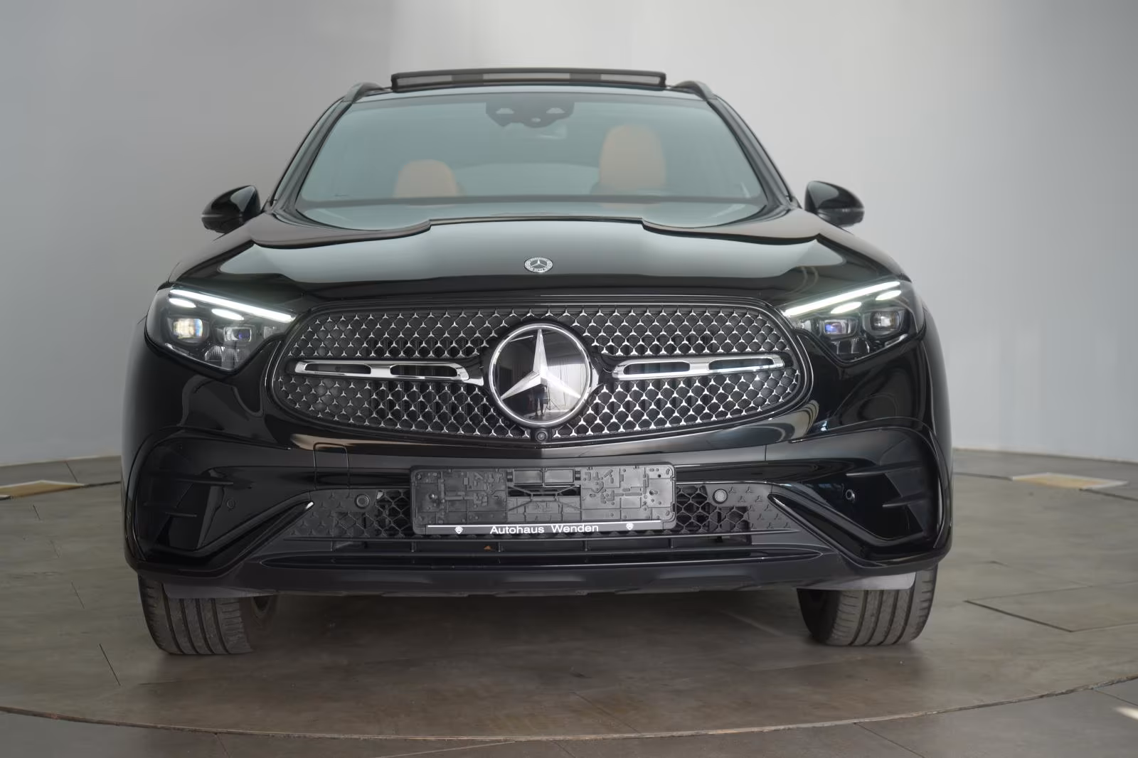 (B-232) Mercedes-Benz(Hybrid) GLC 300 e 4Matic 9G-Tronic AMG Leder/Distronic/ - Image 2