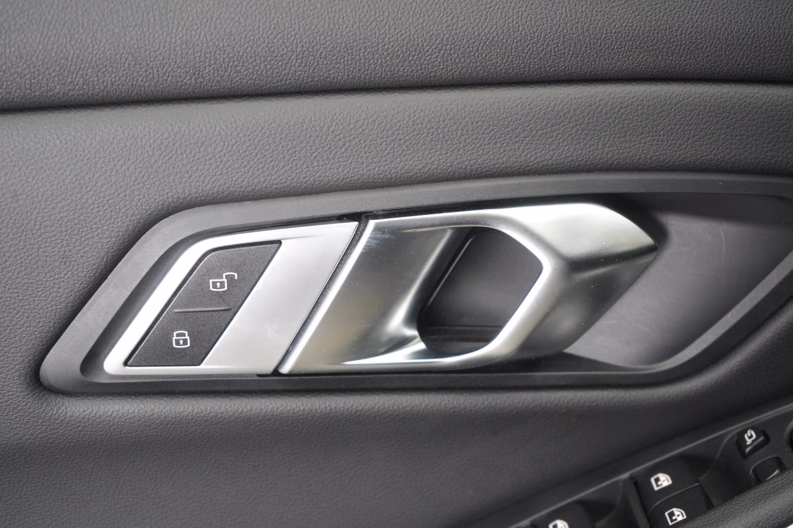(B-425) BMW 320 i Leder/Temp/Hifi/Wide/CarPlay/Lane - Image 23
