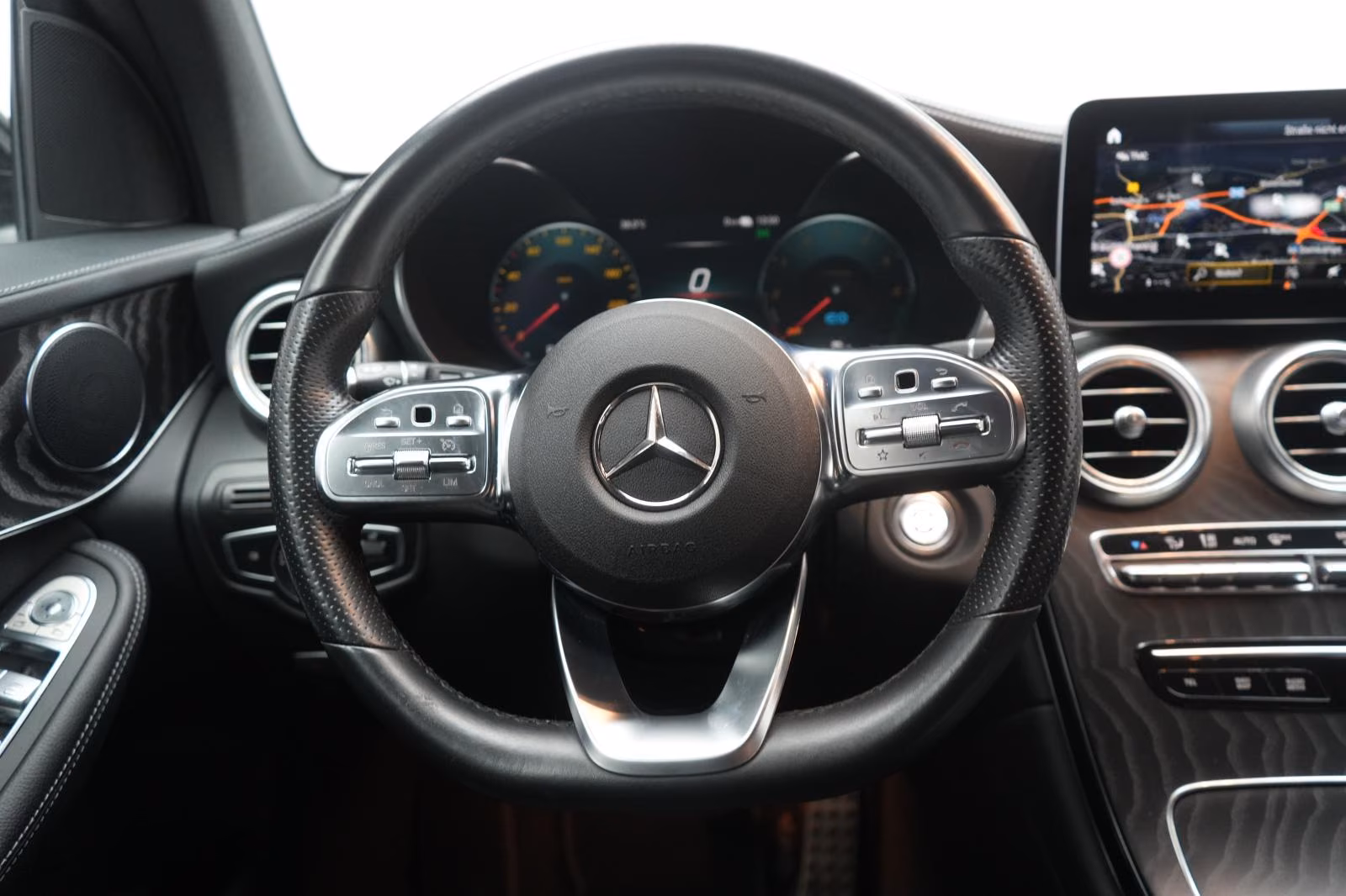 (B-515) Mercedes-Benz(Hybrid) GLC 300 de 4Matic 9G-Tronic AMG CarPlay/Tem - Image 25
