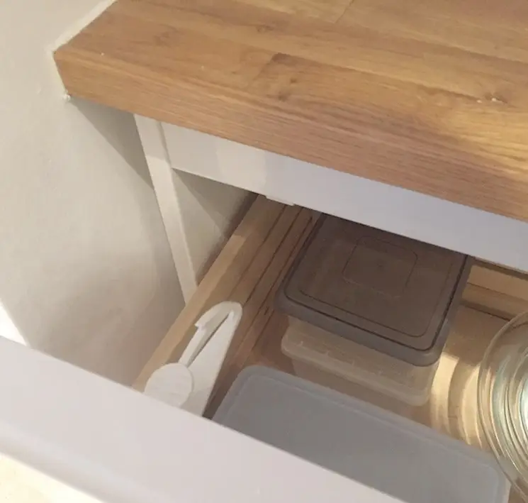 Baby Dan BabyDan Univerzálny uzáver pre zásuvky alebo dvierka, lepiace, 1ks