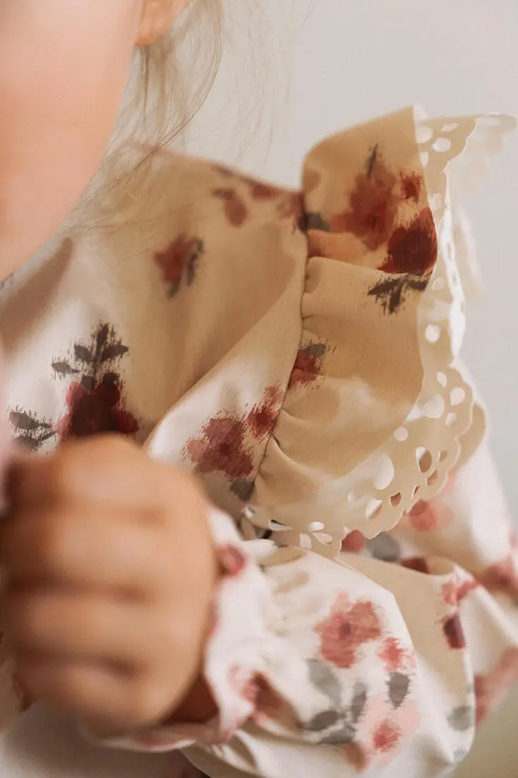Elodie Details Podbradník s rukávmi - Vintage Florals
