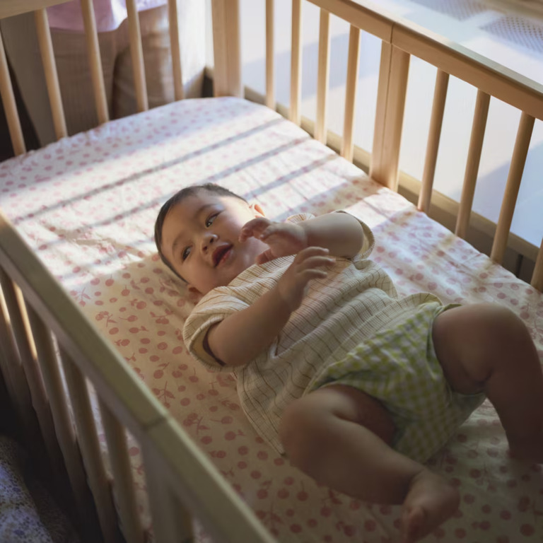 Stokke NIGHTI Mini prestieradlo Wild Rose Berries