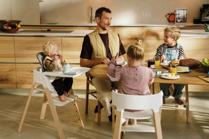 Stokke Steps podporuje spoločné chvíle pri stole Stokke Steps pri rodinnom stolovaní v kuchyni