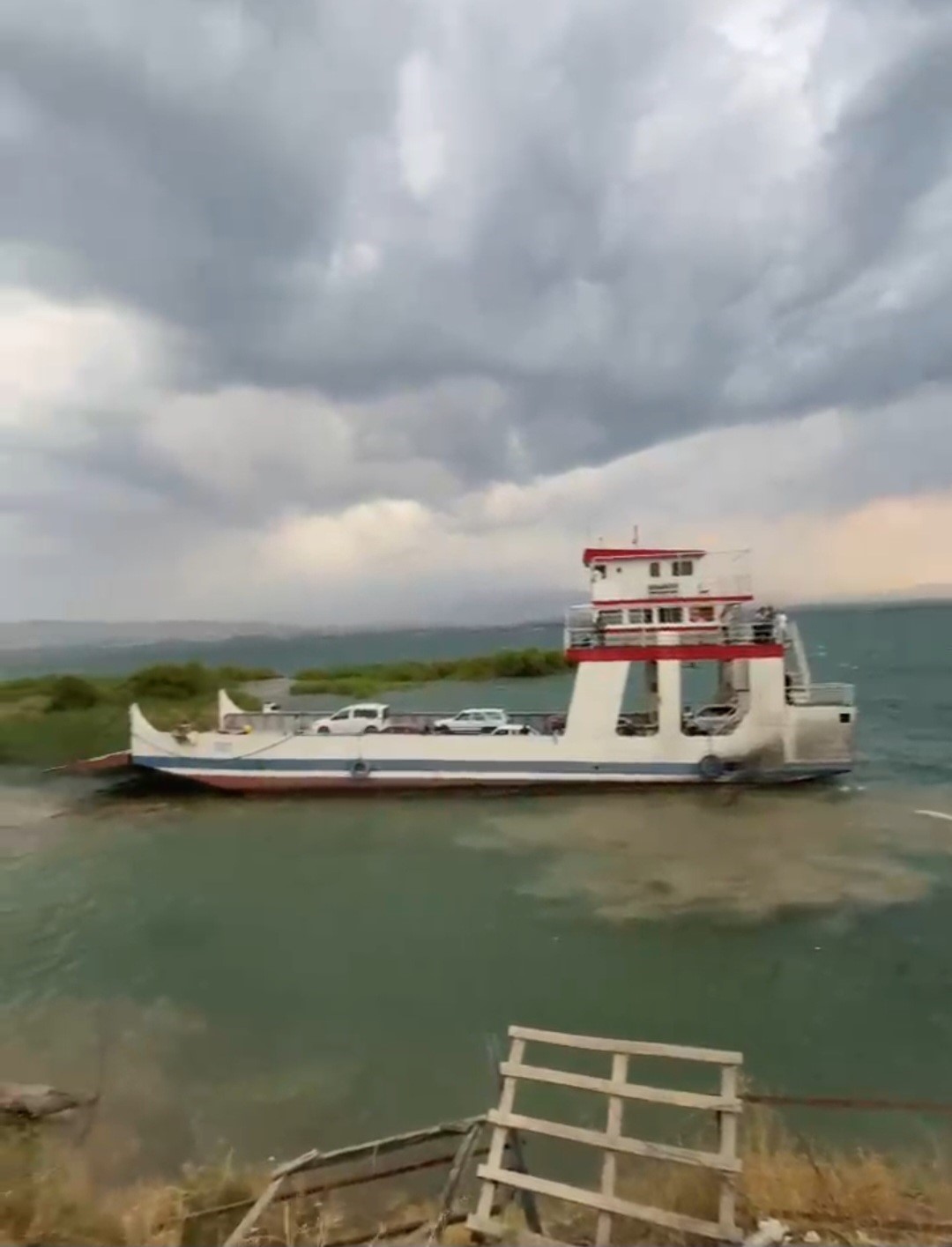 Fırtına feribotun iskeleyeye yanaşmasına izin vermedi