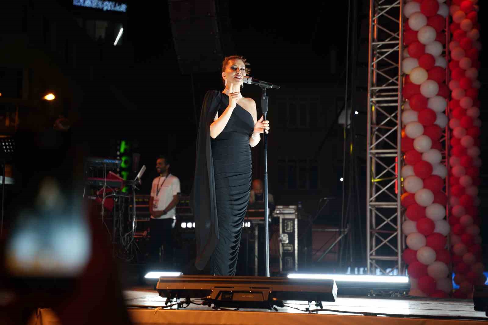 Zafer Bayramı ve festival coşkusu bir arada yaşatıldı: Ebru Yaşar kulakların pasını sildi