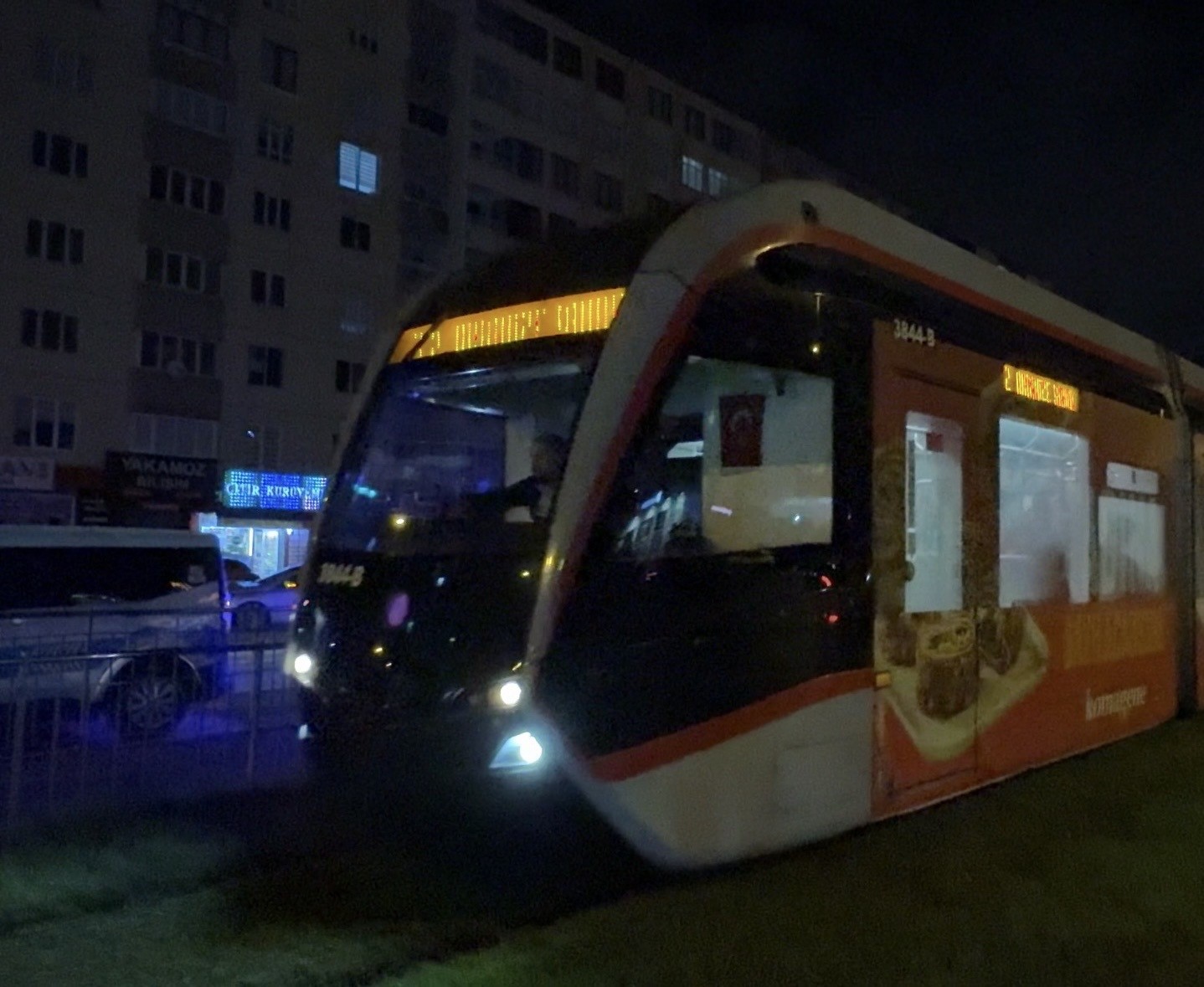 Tramvaya binen yaralı, kavga sonrası hastaneye kaldırıldı