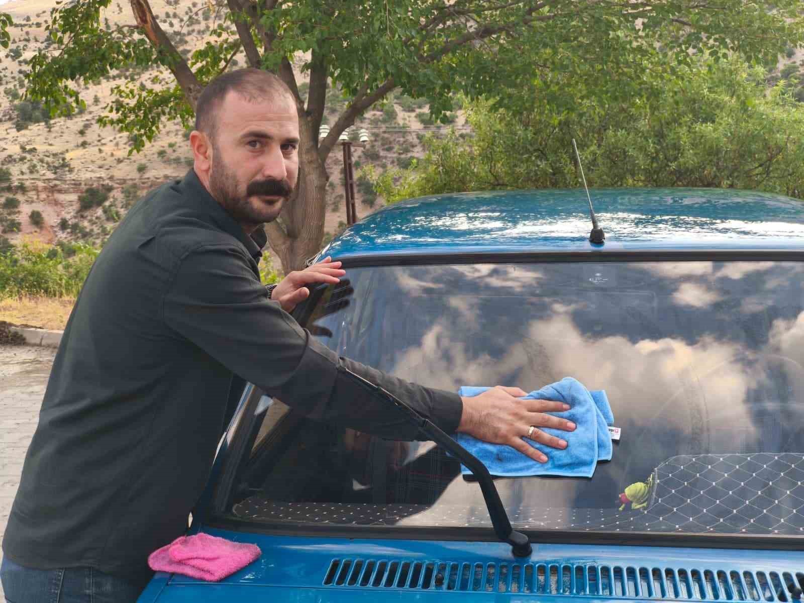 Çocukluk hayali gerçeğe dönüştü: 32 yıllık aracına gözü gibi bakıyor