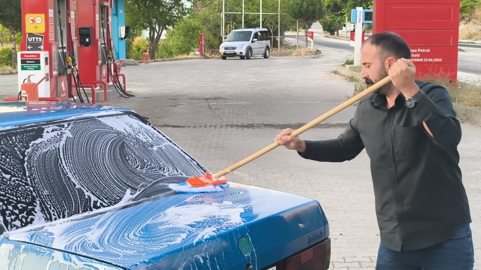 Çocukluk hayali gerçeğe dönüştü: 32 yıllık aracına gözü gibi bakıyor
