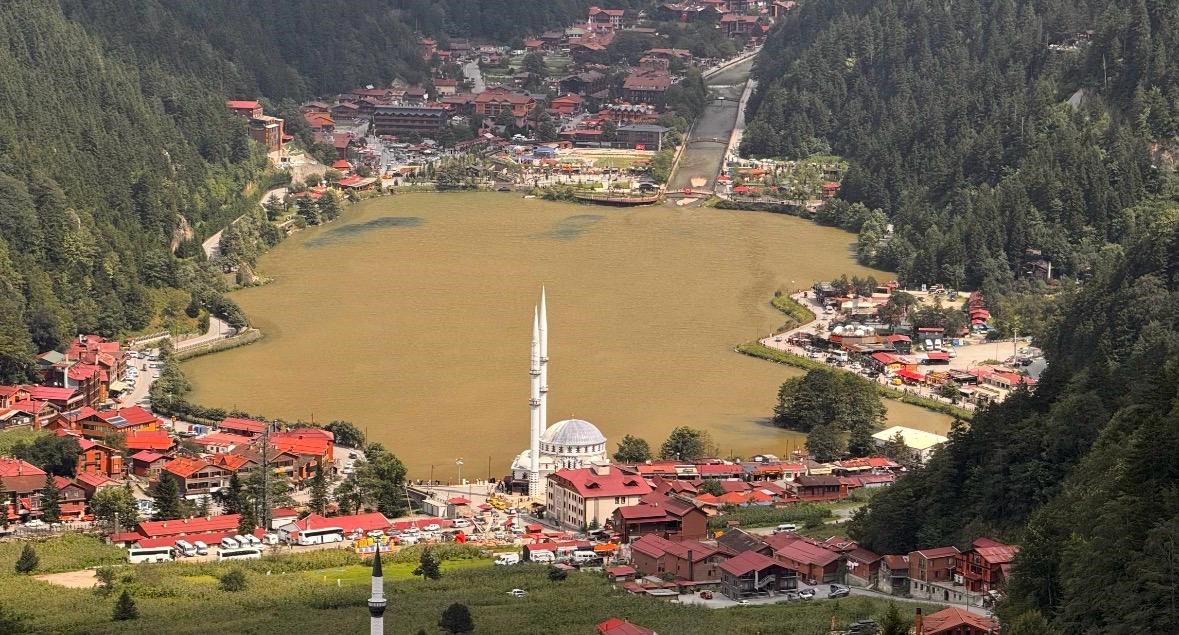 Uzungöl, yoğun yağış sonrası çamur rengine dönüştü