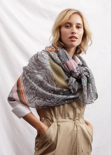 Plissee-Schal mit Schlangenmuster aus recyceltem Polyester