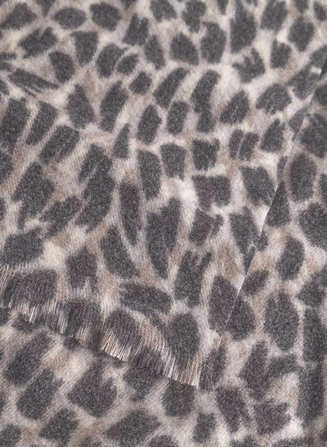 kaschmirweicher Schal mit Allover-Leoprint