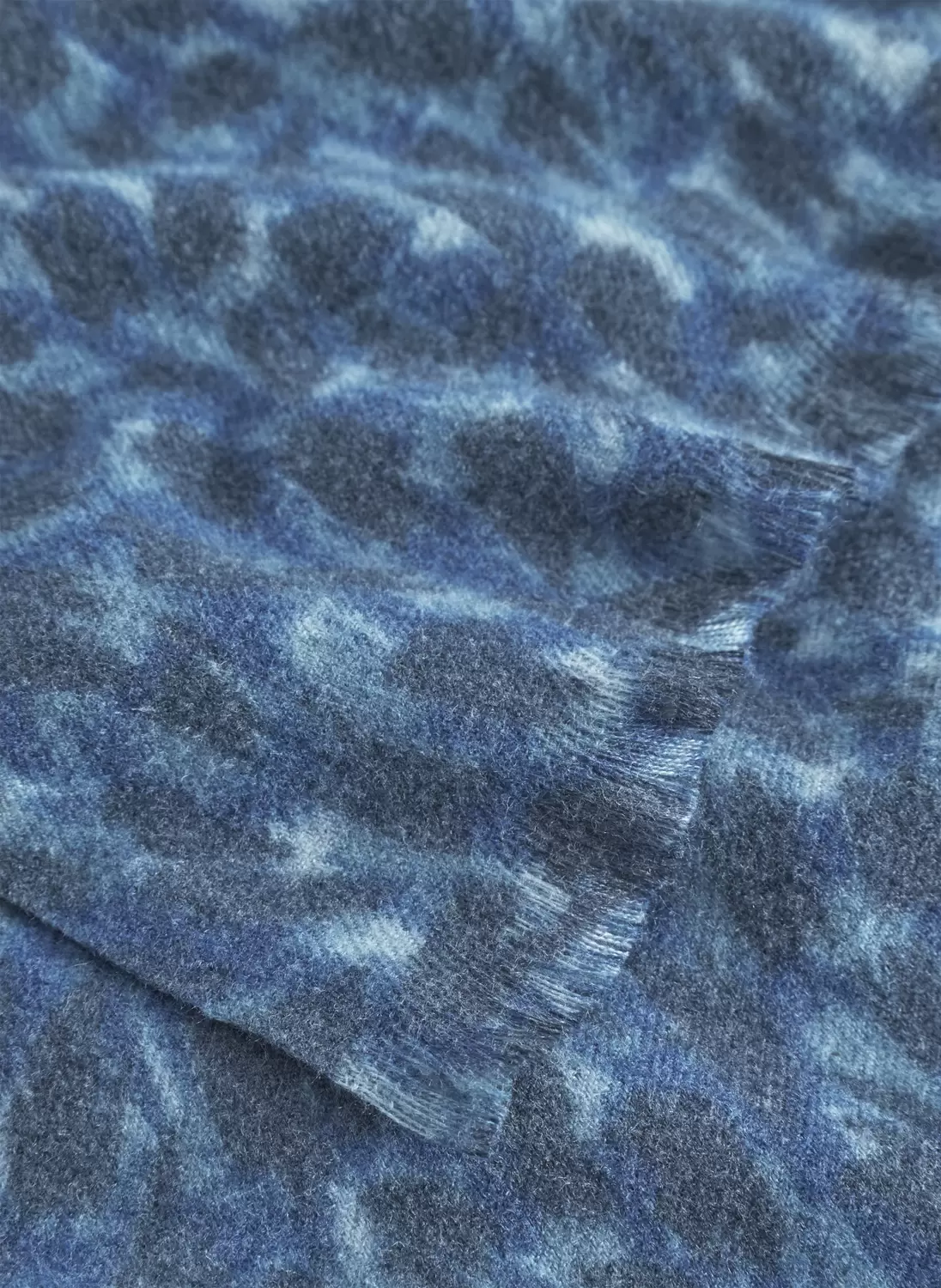 kaschmirweicher Schal mit Allover-Leoprint