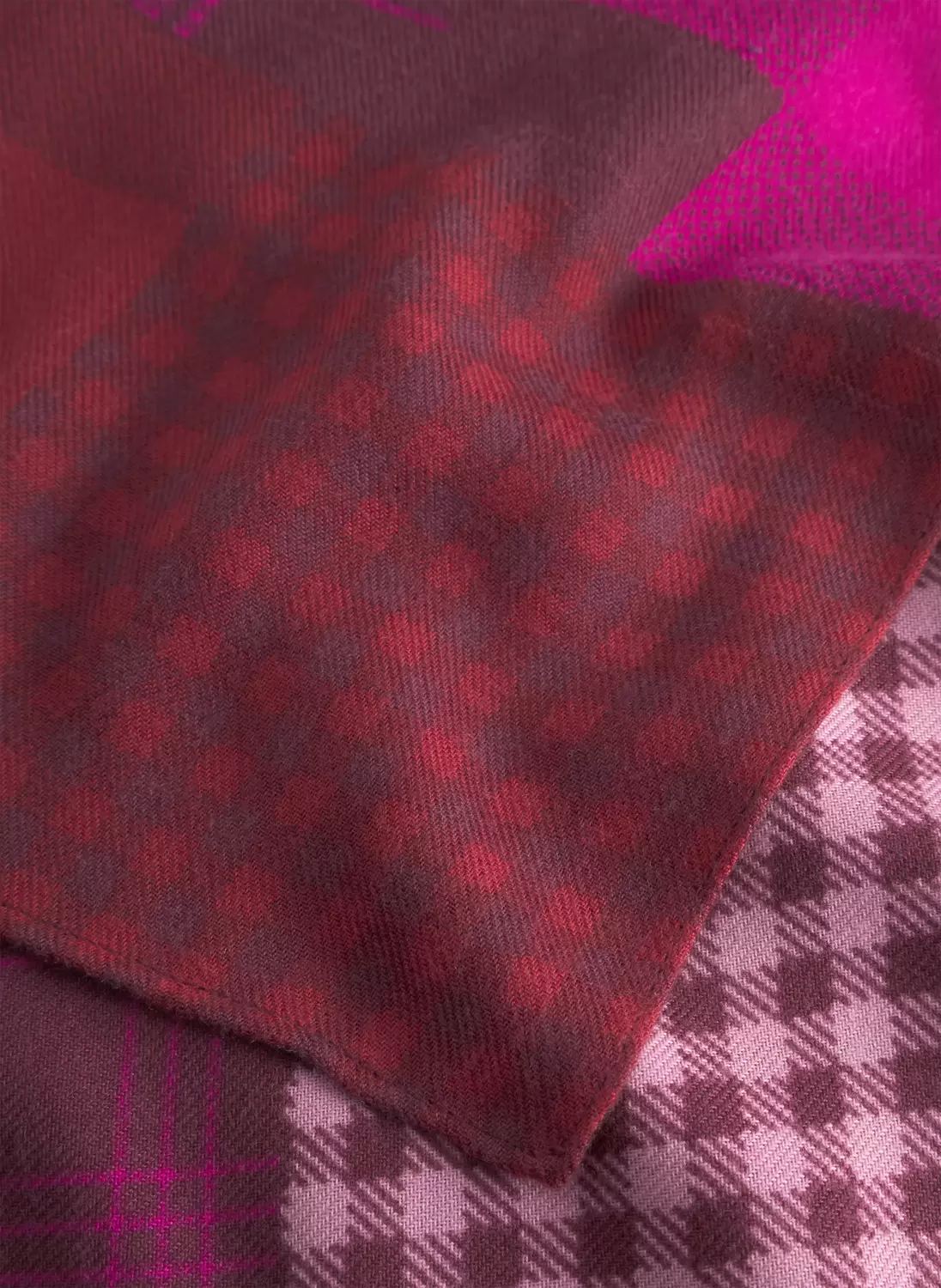 Schal aus softer Polyesterware mit graphischem Karomuster