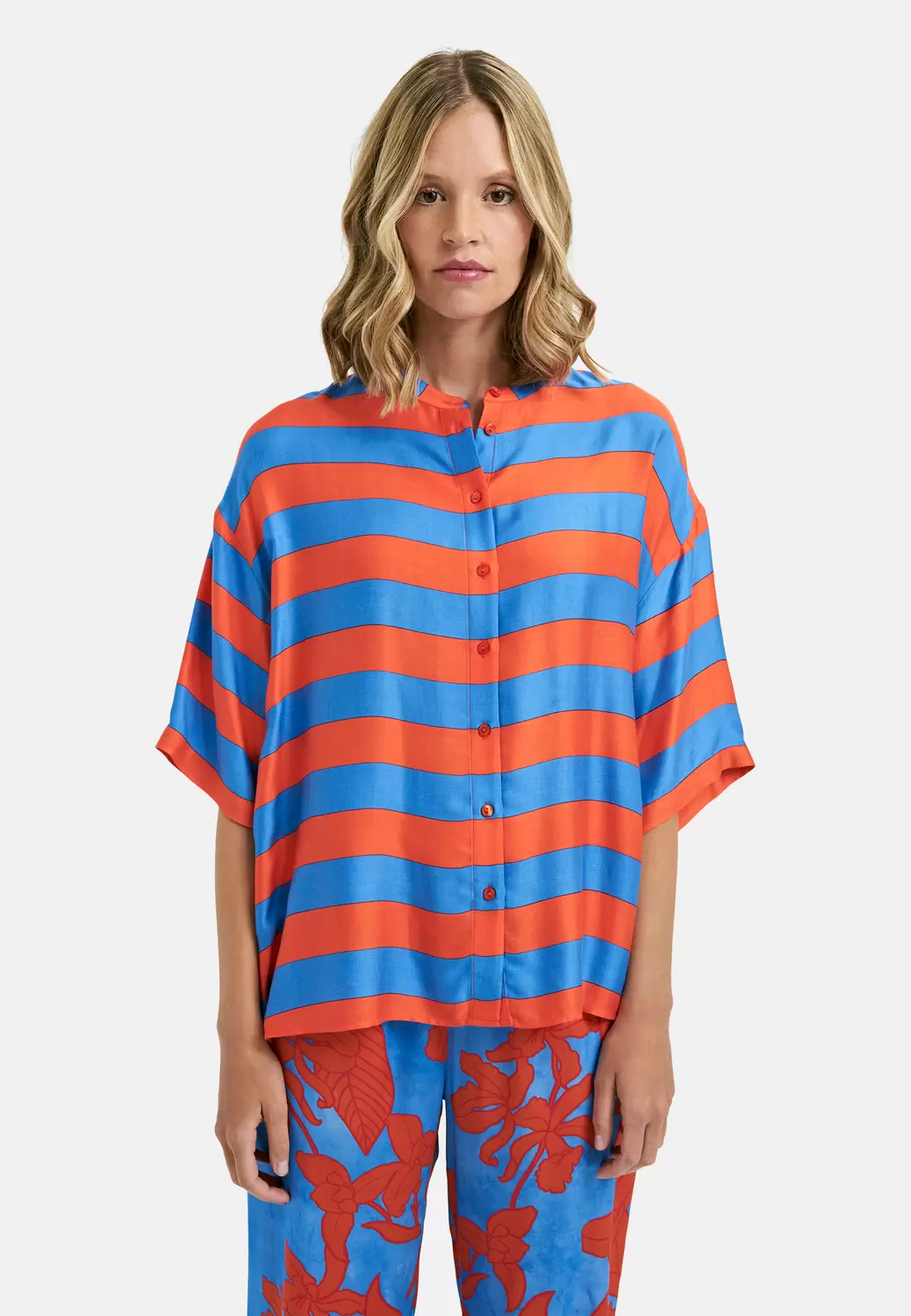 Blouse with roundneck and placket at cf, 1/2 sleeves
