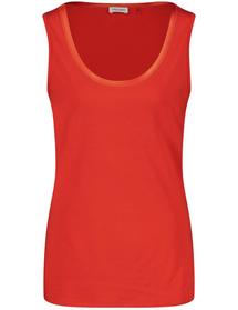 Basic Top mit Satin-Detail