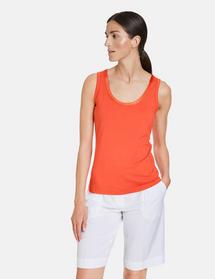 Basic Top mit Satin-Detail