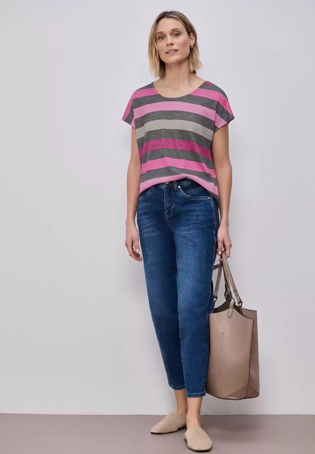 T-Shirt mit gerundetem V-Neck und Streifen