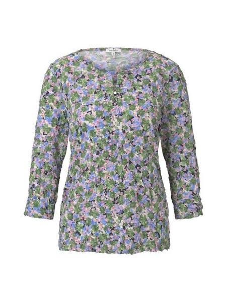 mit offener Knopfleiste am Ausschnitt