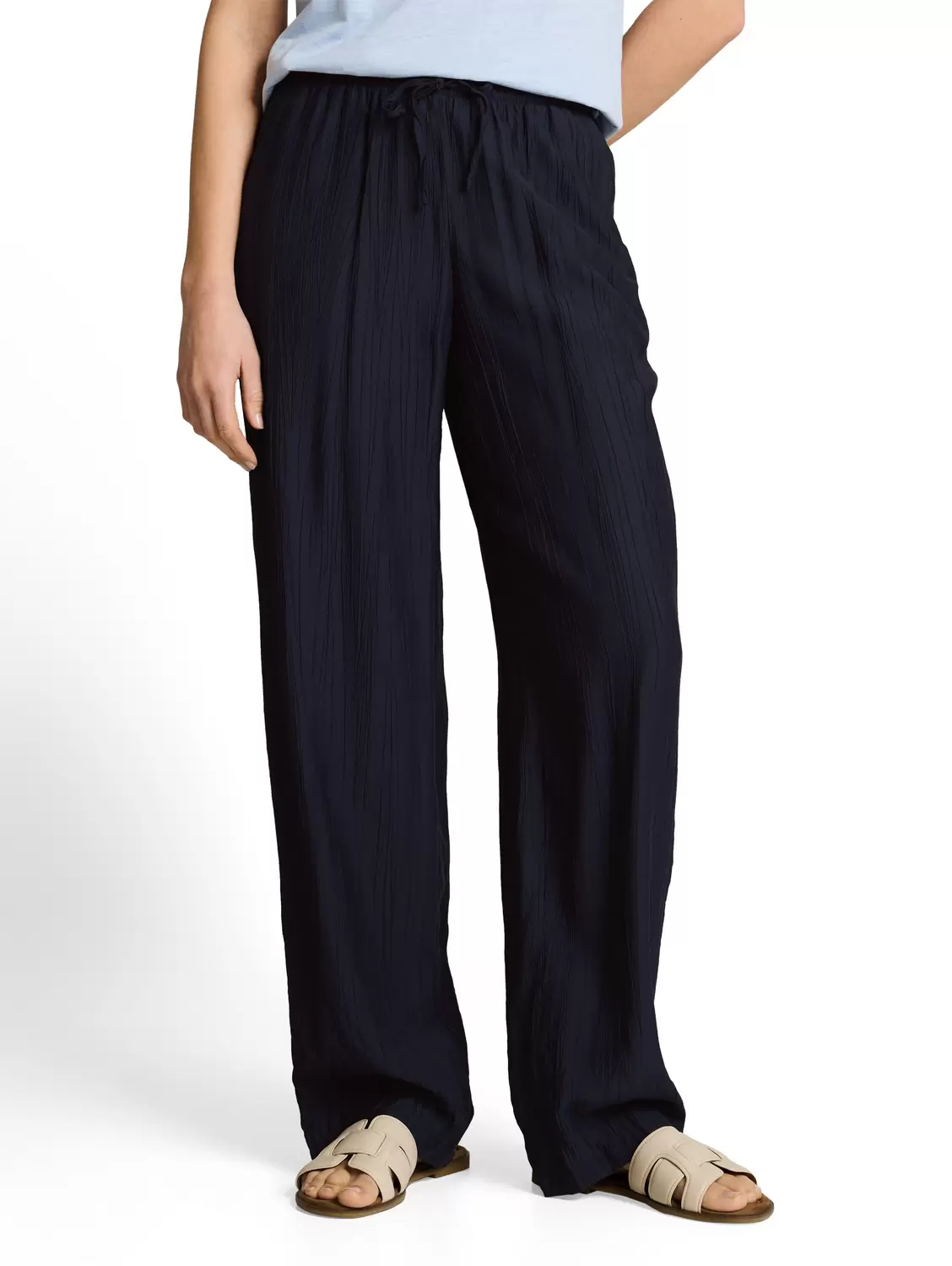 Crinkled loose fit straight le female
