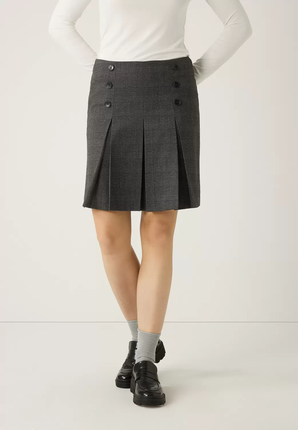 karierter Faltenrock