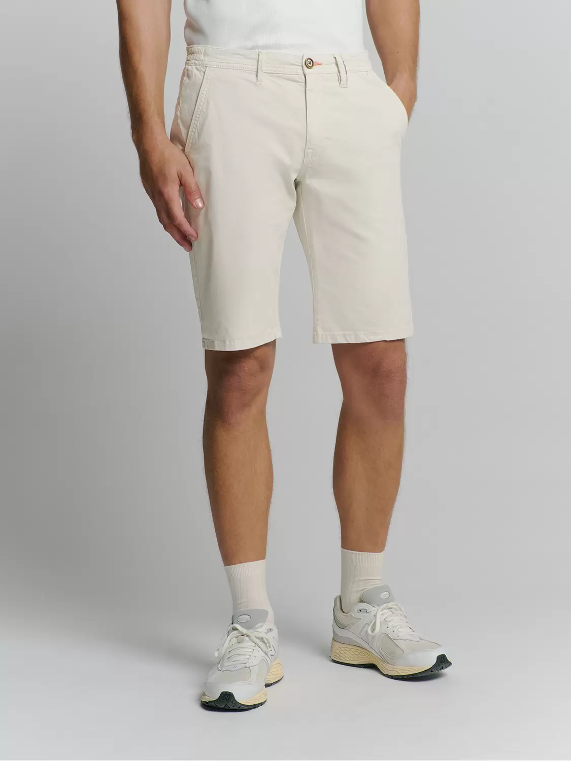 Short Chino Garment Dyed Twill Stretc - 017/Chalk