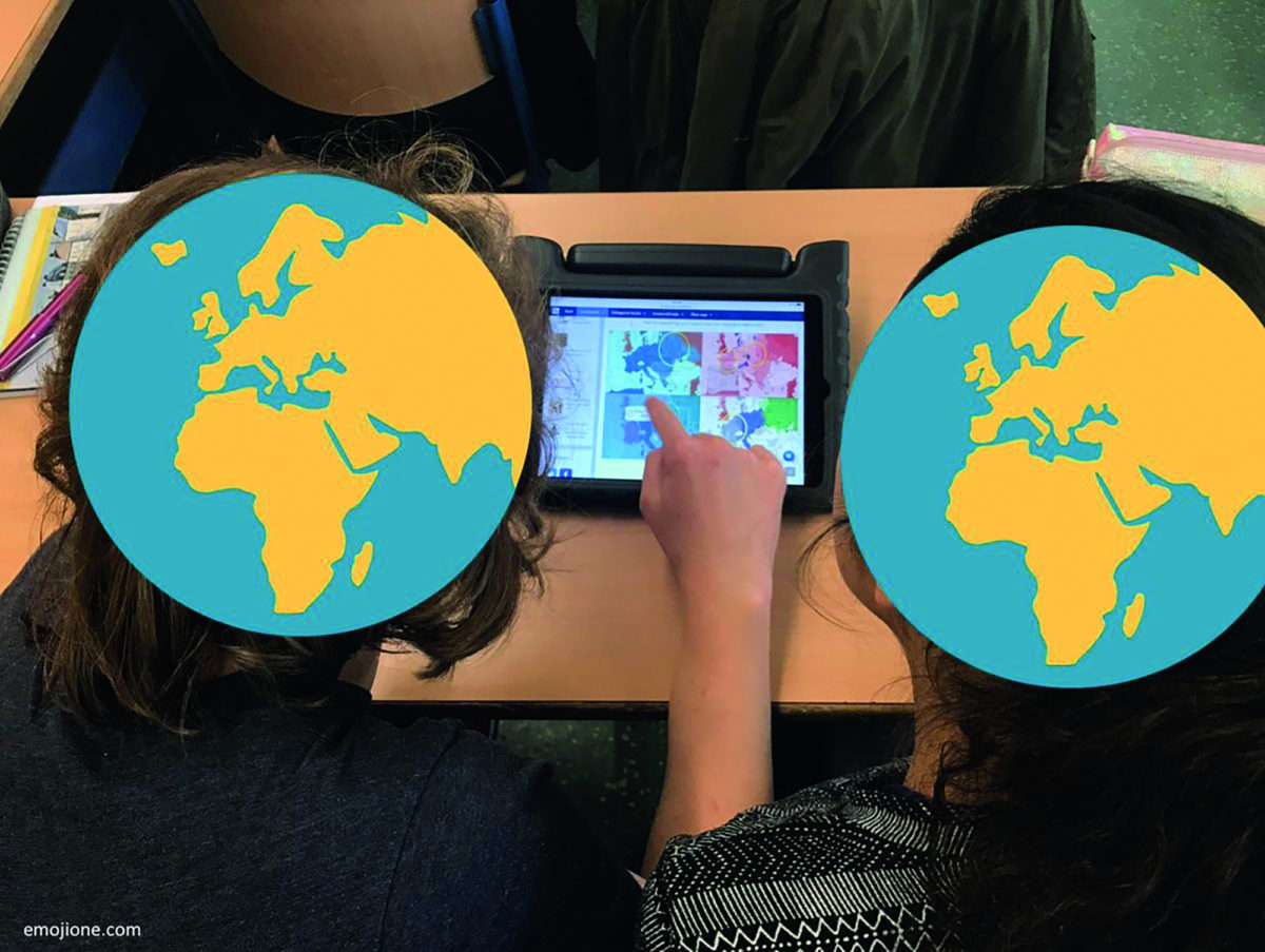 Arbeit mit einem Tablet zum Thema „Phasen des Zweiten Weltkriegs". Die Gesichter der Kinder sind aus Datenschutzgründen von Stickern in Form eines Globus überlagert.