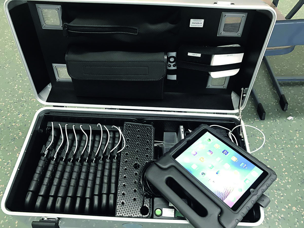 Blick in den „Ausrüstungskoffer“ für digitalen Unterricht – Ausleihe vom Medienzentrum. Zu sehen sind verschiedene Tablets.