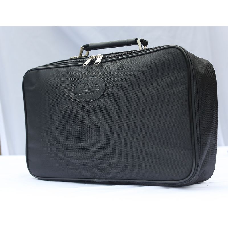 Un práctico portaequipajes debajo del asiento