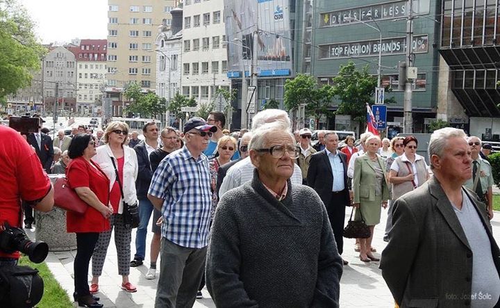 Strana premení v orgie